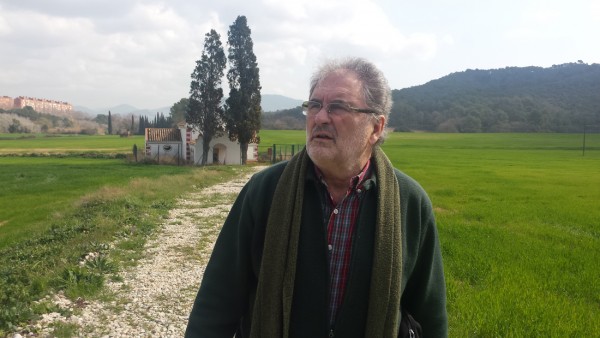 Isidre Grau davant l'ermita de Les Feixes