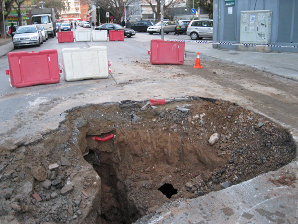 El carrer de la Pineda tallat al trànsit a causa d'un esvoranc