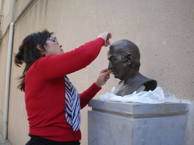 El bust de l’escultor Josep Viladomat s’instal·la al pati de la Biblioteca