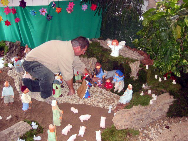 Els alumnes dels tallers de plàstica elaboren les figures del tradicional pessebre de l’Ateneu