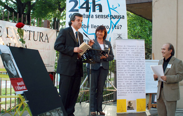 Versos i roses en un Sant Jordi dedicat a Josep Palau i Fabre