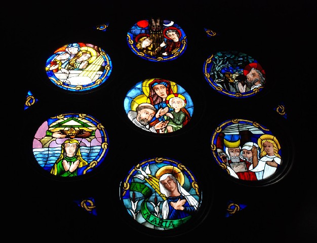 La Parròquia restaura els vitralls del rosetó i la capella de St. Antoni de l’església de Sant Martí