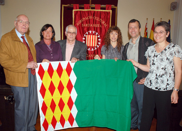 L'agrupació Cultural Sardanista presenta el nou estendard de l'entitat