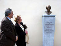 Un autoretrat de Josep Viladomat presideix la plaça batejada amb el seu nom