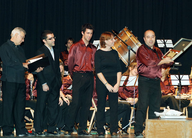 Toni Vidal agraeix el reconeixement a la seva feina per part dels companys de l'Agrupació Musical Cerdanyola