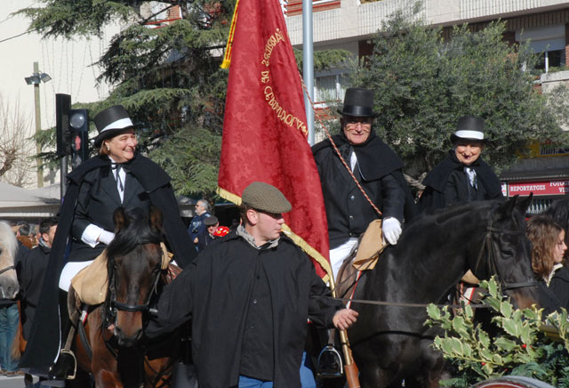 Els Tres Tombs imposen un pas pausat i festiu als carrers de Cerdanyola