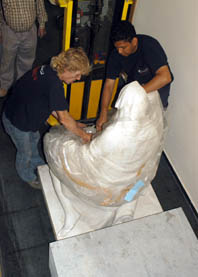 L'escultura original de La Pietat de Viladomat ja s'ha instal.lat a l'Ajuntament