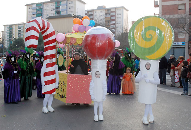 Multitudinària rua per celebrar la festa carnal