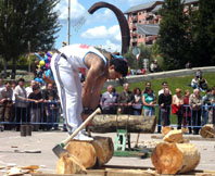 Aizkolaris i aixecadors de pedres traslladen el Roser al País Basc