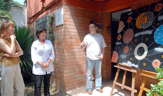 El pintor Carlos Utrera dóna un dels seus quadres al Servei Local de Català