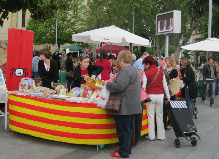Obert el termini per sol·licitar parades de flors i llibres per Sant Jordi