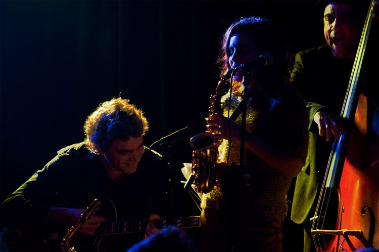 La veu captivadora d'Andrea Motis arriba a Bellaterra amb el ritme jazz de Joan Chamorro