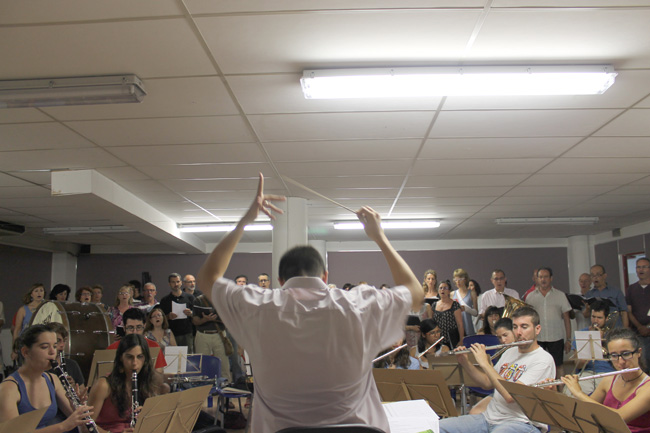 La banda i la coral de l'ACM preparen el concert de Nadal