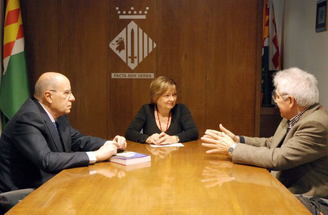 L'alcaldessa rep a l'autor del llibre "Nou segles de vida pagesa a Cerdanyola"