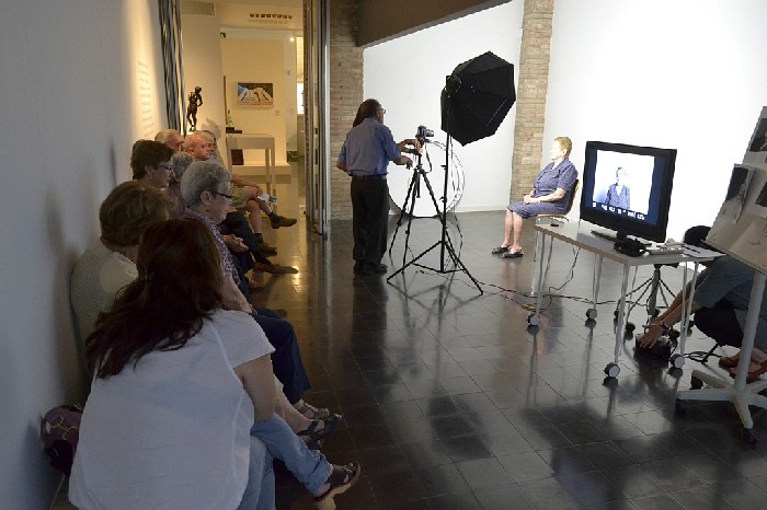 Taller familiar a l'exposició Cara a Cara