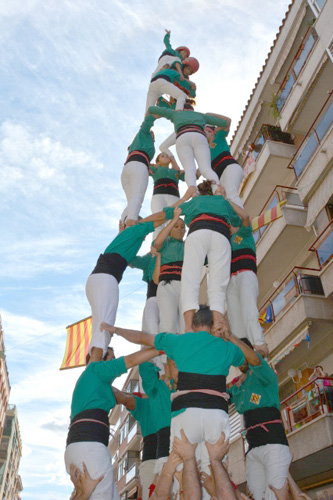 Gran actuació dels Castellers de Cerdanyola a les festes del Pont Vell