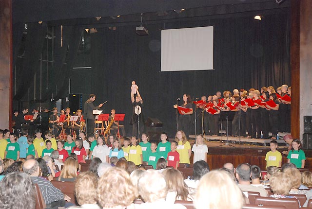 El concert Canta per Nadal de Veus sense Fronteres, dedicat a l'ONG ACAU