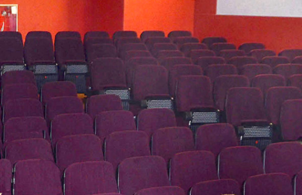 Canvi de butaques en el teatre de l’Ateneu de Cultura