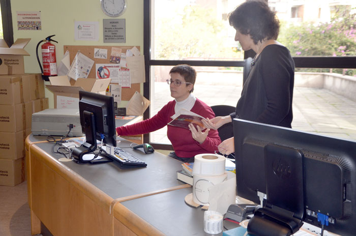 La biblioteca enxipa el seu fons per millorar el servei de préstec