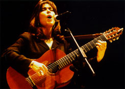 Maria del Mar Bonet actua al Teatre Ateneu