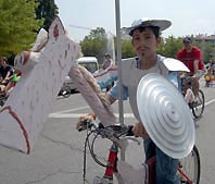 Una galàctica comparsa rep el primer premi de la festa de la bicicleta guarnida
