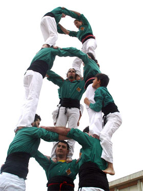 Els Castellers de Cerdanyola es llueixen a Sant Hipòlit de Voltrega