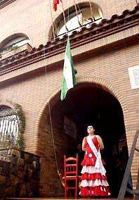 La hissada de la bandera andalusa esdevé un exemple de convivència