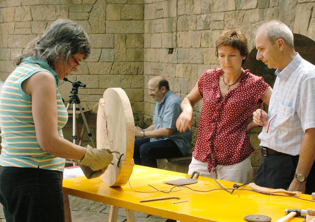 Anna Riverola i les eines agrícoles, protagonistes de 'L'artista al museu'
