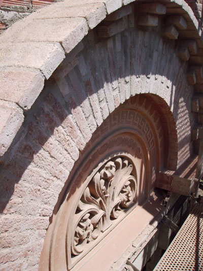 La decoració modernista de la façana de Can Domènech comença a sortir a la llum