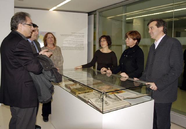 L’alcalde de Cerdanyola i la regidora de Cultura visiten l’exposició '1 milió de llibres' a la UAB