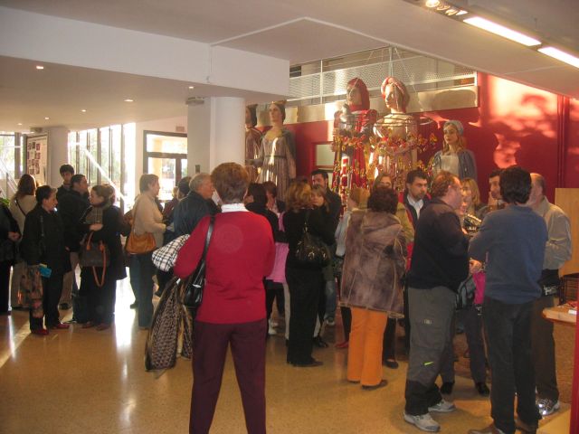 Llargues cues a l'Ateneu per comprar entrades per al concert de Serrat