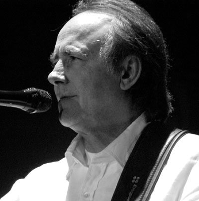 Serrat emociona amb el seu concert íntim a l'Ateneu