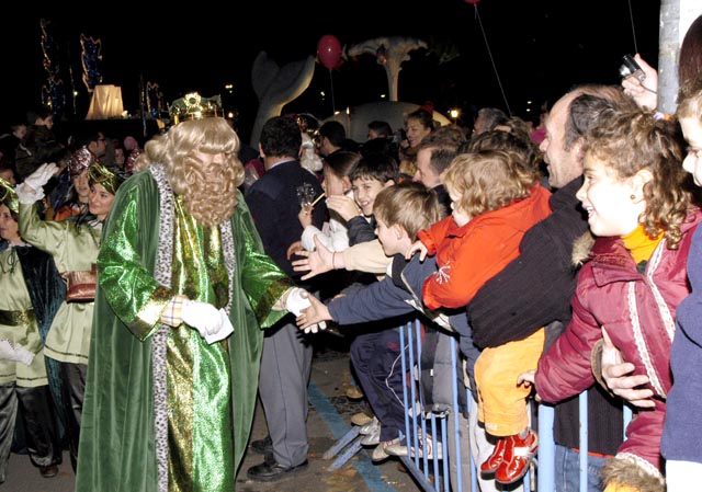 Una avaria en una carrossa desllueix una cavalcada de Reis multitudinària