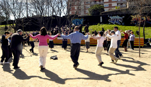L'Aplec sardanista arriba puntual a la cita amb els amants de la dansa tradicional
