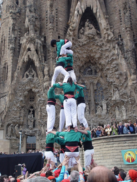 Els Castellers de Cerdanyola obren temporada amb èxit a la Sagrada Família