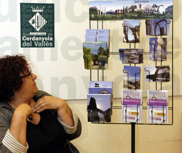 Els productes de promoció turística de Cerdanyola s'exposen a diversos punts de la ciutat