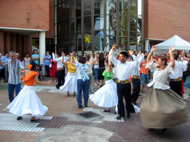 La Mostra de Dansa arriba al punt culminant amb els grups d'Argentina, Perú i Burundi com els més seguits