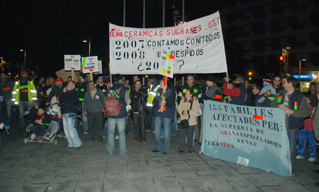 Els treballadors de Ceràmiques Sugrañes surten al carrer per protestar en contra de l'expedient de regulació d'empresa