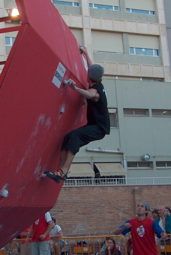 Víctor Esteller puja al més alt del podi en la primera prova de la Copa Catalana d’Escalada en Bloc