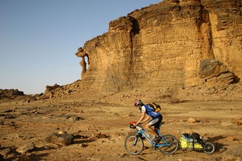 Sergi Fernández completa amb èxit l’expedició en bicicleta pel Sàhara