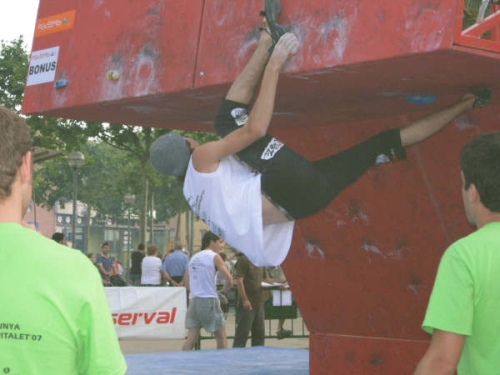Víctor Esteller està molt ben situat per quedar campió de la Copa Catalana d’Escalada en Bloc