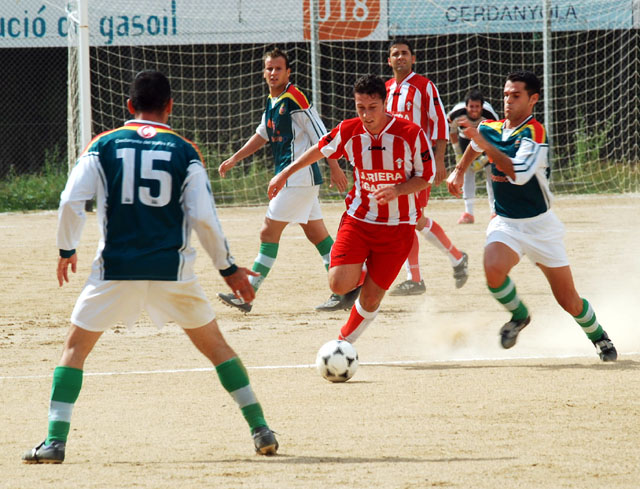 El primer equip del Cerdanyola Futbol Club rep al Mollet amb les incorporacions de Roque i Gil