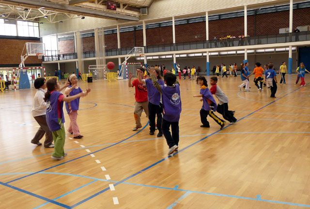 200 escolars participen en una trobada d’handbol que es va celebrar ahir al Parc Esportiu Municipal de Guiera