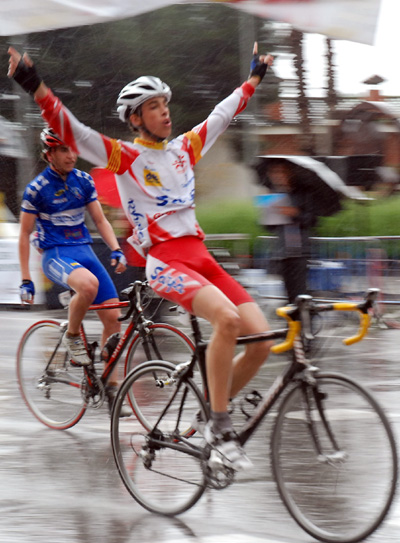 La pluja fa canviar el sistema de competició de la II Copa Critèrium ciclista cadet