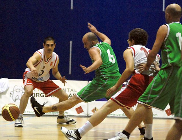 El líder pateix però guanya a Manresa, 66-70,  i s’apropa a la Primera Catalana