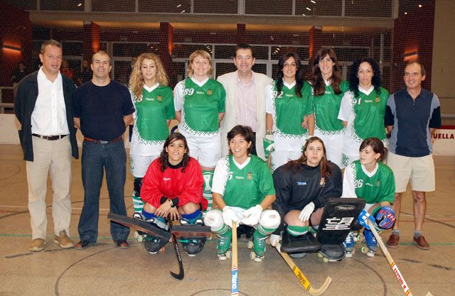 El Femení del Cerdanyola Club d’Hoquei goleja el Vic, 0-4,  i aconsegueix la primera victòria de la temporada