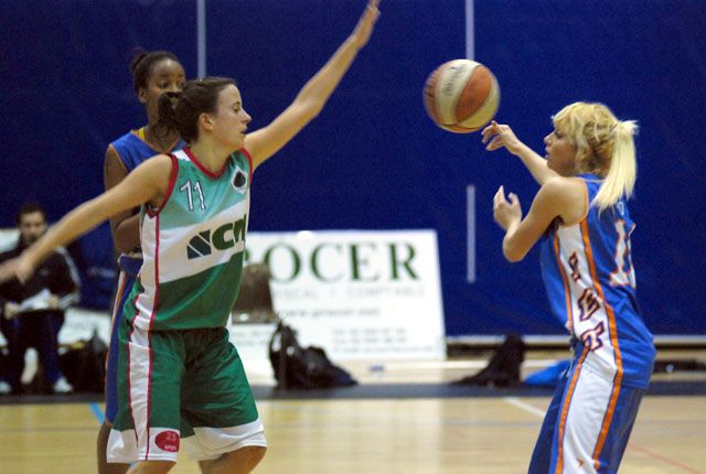 El Femení Sant Adrià B s’imposa amb contundència (68-51) a un fluix Femení Cerdanyola