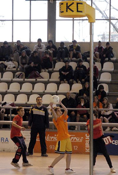 L’onzena trobada de korfbal de secundària aplega 500 escolars a Cerdanyola