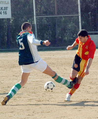 Cerdanyola Futbol Club i Juventud Prat  disputen el partit de la jornada
