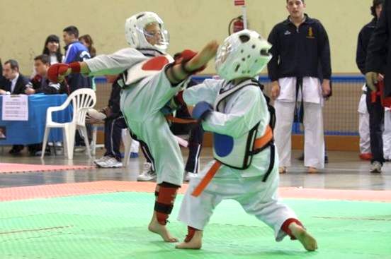 L’Sport Club Arvi assoleix 22 medalles en el primer Campionat Primavera de Karate Infantil de Nou Barris